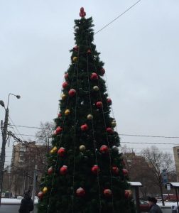 Елка возле входа в станцию метро "Коломенская". Фото: Юсуп Утегенов