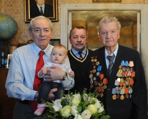 31 декабря 2016 года. Слева направо: Дмитрий Пущеровский (с внучкой на руках), префект Алексей Челышев, ветеран Юрий Пущеровский 31 декабря 2016 года. Слева направо: Дмитрий Пущеровский (с внучкой на руках), префект Алексей Челышев, ветеран Юрий Пущеровский
