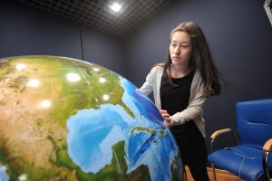 16 декабря 2016 года. Десятиклассница Рамина Мударова изучает проектирование космических спутников 16 декабря 2016 года. Десятиклассница Рамина Мударова изучает проектирование космических спутников