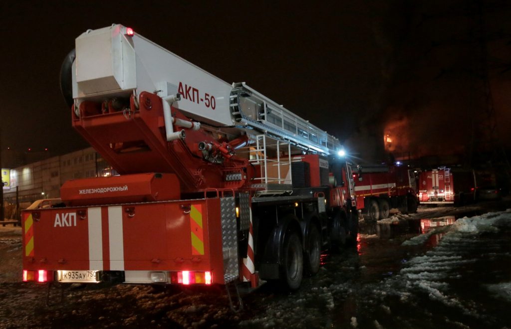 Сотрудники МЧС потушили пожар на Западе Москвы