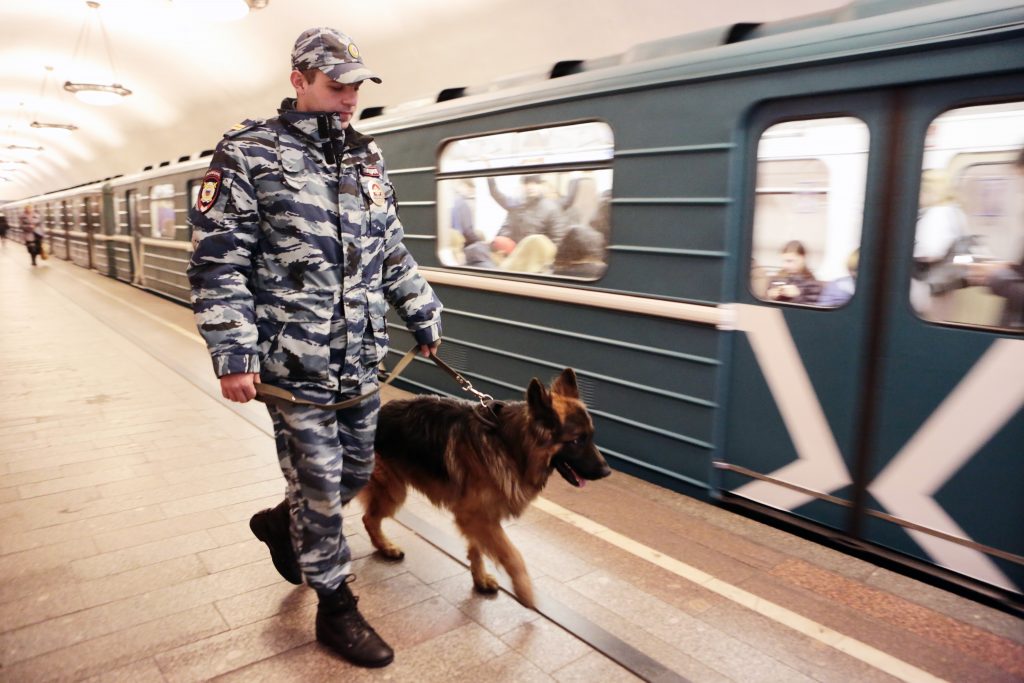 Полиция оцепила бесхозную коробку в Московском метро