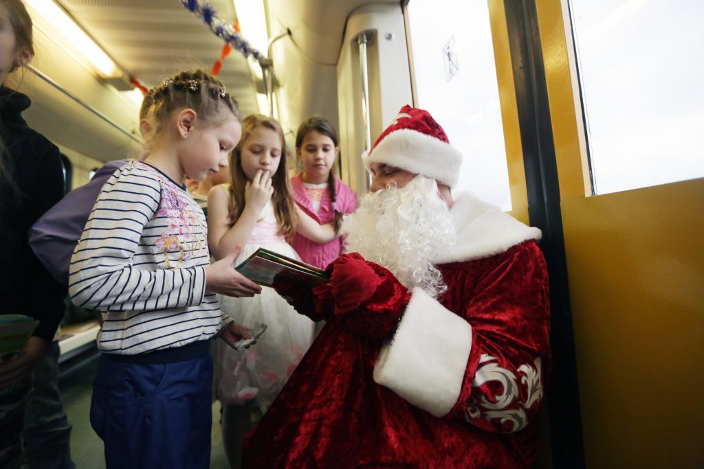 Костюм Деда Мороза, аккордеон и медведей забыли в метро Москвы на праздниках