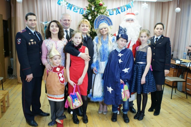 На юге столицы Полицейский Дед Мороз поздравил воспитанников Центра поддержки семьи и детства «Планета семьи» с Новым годом