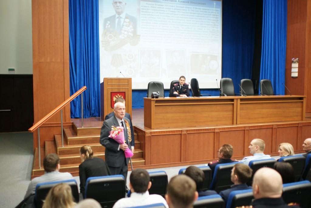 Начальник УВД по ЮАО генерал-майор полиции Роман Плугин поздравил ветерана Алексея Каштанова с 92-летием