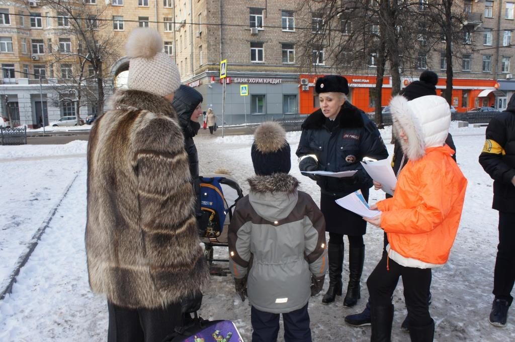 На юге Москвы для водителей и пешеходов прошла акция «В новом году – без нарушений!»
