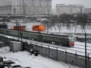 Более тысячи километров путей МЖД очистили от снега за сутки