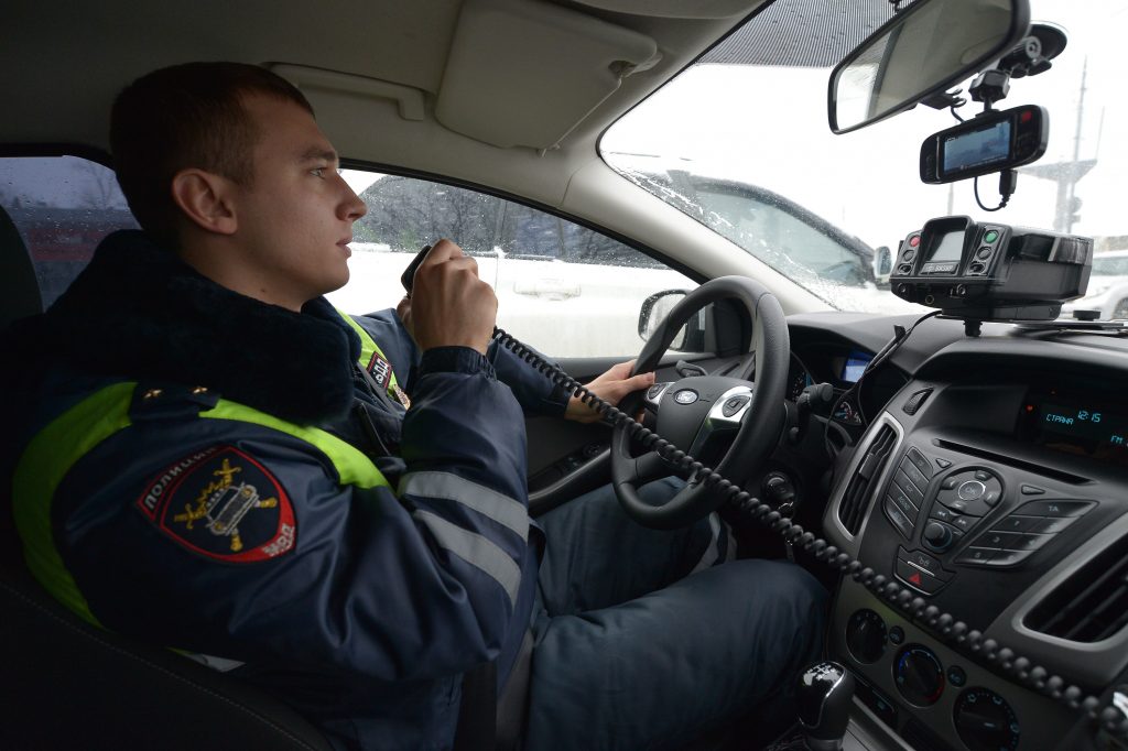 Грузовик и две легковые машины попали в ДТП на юге Москвы