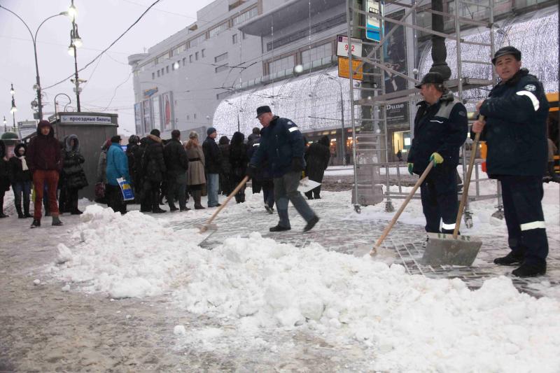 Последствия снегопада ликвидируют коммунальные службы