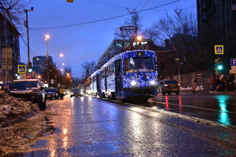 Новогодние трамваи будут курсировать по Москве до конца января