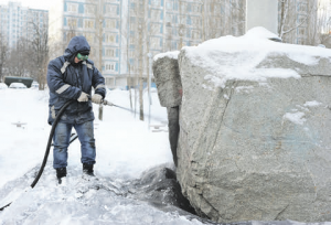 17 января 2017 года. Работник «Жилищника» Александр Кузнецов стирает надпись с памятника