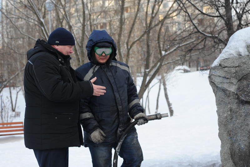 Пострадавший от рук вандалов памятник в сквере «Родная гавань» привели в порядок