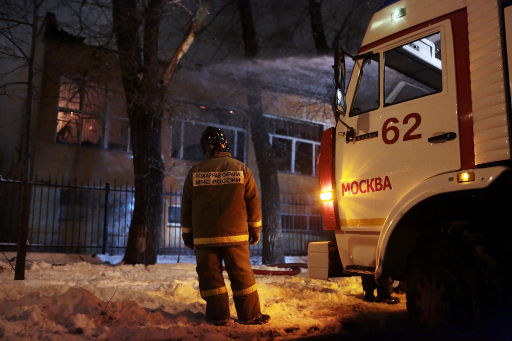 На юге Москвы при спасении людей из огня погиб сотрудник МЧС