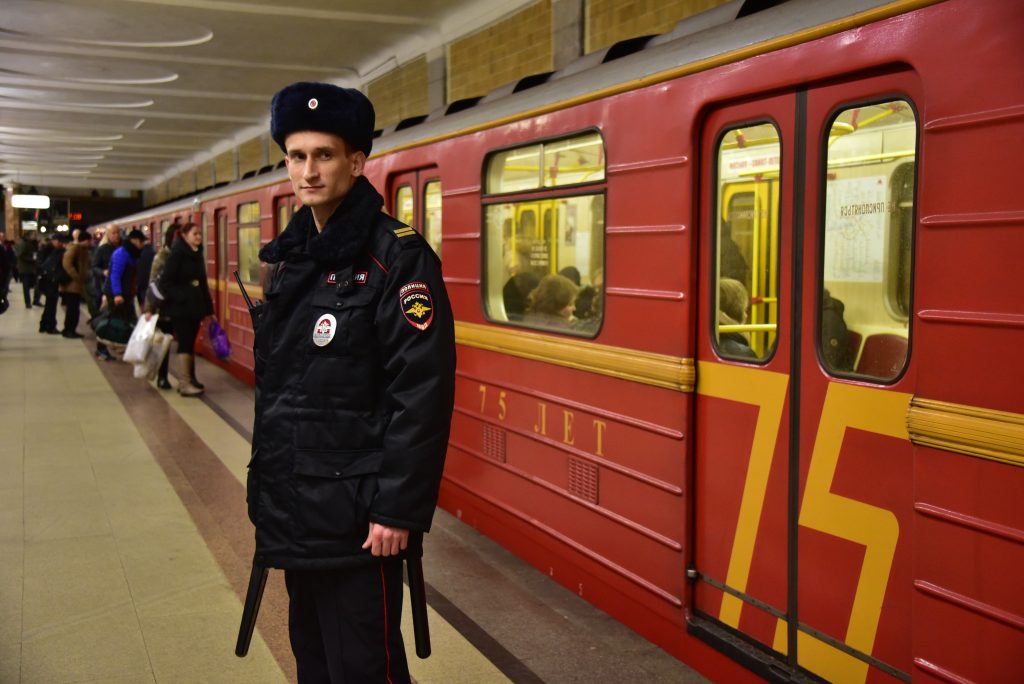 Пенсионерку спасли из-под поезда метро на юге Москвы
