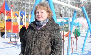 6 февраля 2017 года. Глава муниципального округа Зябликово Ирина Золкина на игровой площадке, установленной силами муниципальных депутатов. Фото: Пелагия Замятина 6 февраля 2017 года. Глава муниципального округа Зябликово Ирина Золкина на игровой площадке, установленной силами муниципальных депутатов. Фото: Пелагия Замятина