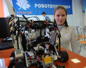 Марина Филатова собрала модель экостанции из «Лего». Фото: Пелагия Замятина Марина Филатова собрала модель экостанции из «Лего». Фото: Пелагия Замятина