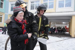17 февраля 2017 года. Пожарный Александр Салахов показывает школьнику Даниилу Решетневу, как потушить огонь пожарным шлангом. Фото: Пелагия Замятина 17 февраля 2017 года. Пожарный Александр Салахов показывает школьнику Даниилу Решетневу, как потушить огонь пожарным шлангом. Фото: Пелагия Замятина