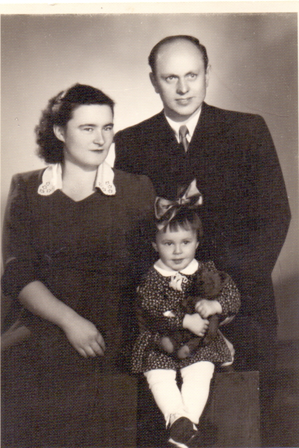 Середина 1950-х. Разведчик Алексей Ботян с женой Геленой и дочерью Ириной Середина 1950-х. Разведчик Алексей Ботян с женой Геленой и дочерью Ириной