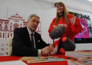 3 февраля 2017 года. Хоккеист Александр Якушев дает автограф болельщице Алине Полянской в Музее хоккея. Фото: Александр Кожохин 3 февраля 2017 года. Хоккеист Александр Якушев дает автограф болельщице Алине Полянской в Музее хоккея. Фото: Александр Кожохин