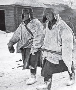 1941 год. Снимок фотокорреспондента П. Трошкина, на котором С. Лукьянов узнал отца: Николай Федорович Лукьянов на переднем плане, смотрит в объектив