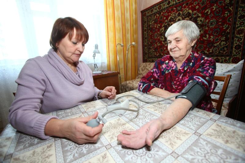 Социальные работники россии. Социальный работник. Измерение давления бабушке. Бабушка измеряет давление. Соцработник.