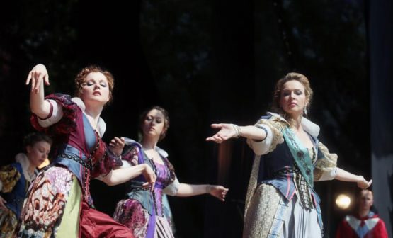 Театр презентует спектакль "Дураки". Фото: архив, "Вечерняя Москва"