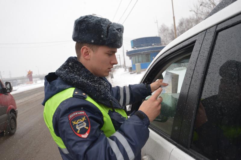 Сотрудницы Госавтоинспекции поздравили автолюбителей с Днем защитника Отечества