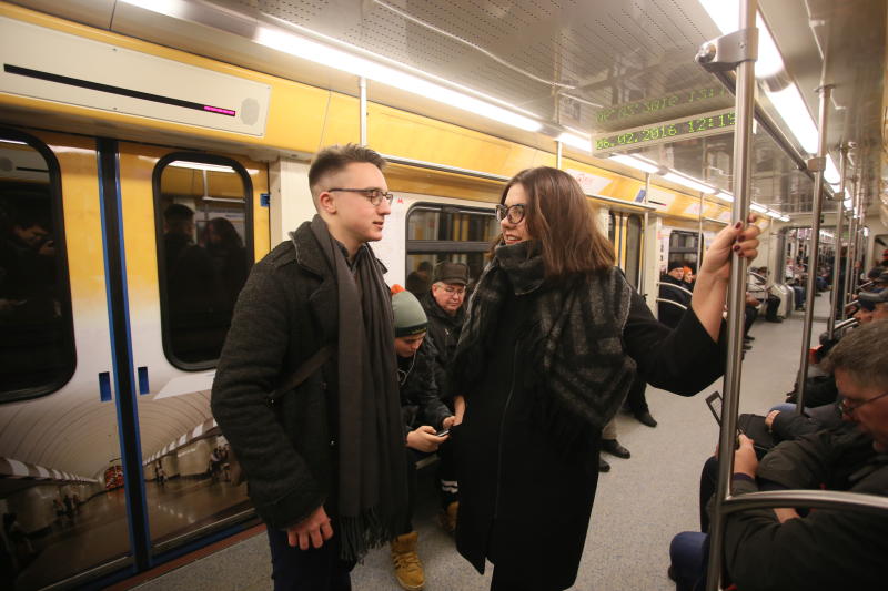 Москвичей призвали снимать рюкзаки в метро