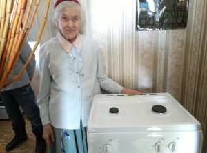 6 февраля 2017 года. Труженица тыла, ста- рейшая жительница района Нагатинский За- тон Валентина Хохлова с новой плитой