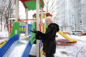 10 февраля 2017 года. Муниципальный депутат Ирина Глотова на отремонтированной детской площадке на Воронежской улице. Фото: Пелагия Замятина 10 февраля 2017 года. Муниципальный депутат Ирина Глотова на отремонтированной детской площадке на Воронежской улице. Фото: Пелагия Замятина