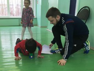 Малыши сдавали сгибание и разгибание рук из положения лежа под руководством инструктора по физической культуре. Фото: ГБУ ГППЦ ДОгМ
