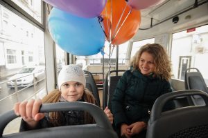 14 марта 2017 года. Юлианна Шишкина с мамой Еленой едут домой на трамвае №3. Фото: Пелагия Замятина