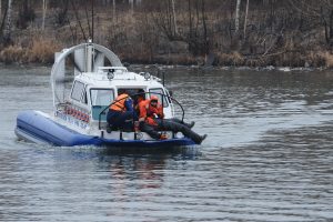 Спасатели вытаскивают из воды статиста во время тренировки