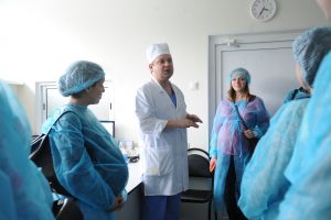 15 марта 2017 года. Анна Кузьмина (слева) и Светлана Голикевич расспрашивают Андрея Подтетенева о приемном отделении. Фото: Пелагия Замятина 15 марта 2017 года. Анна Кузьмина (слева) и Светлана Голикевич расспрашивают Андрея Подтетенева о приемном отделении. Фото: Пелагия Замятина
