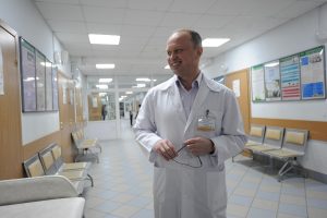 20 февраля 2017 года. Николай Пронько в коридоре детской поликлиники № 12. Фото: Пелагия Замятина