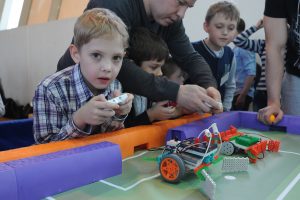 4 марта 2017 года. Робот Артема Губанова во время футбольного матча стоял на воротах. Фото: Пелагия Замятина 4 марта 2017 года. Робот Артема Губанова во время футбольного матча стоял на воротах. Фото: Пелагия Замятина