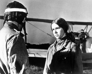 Кадр из фильма "В бой идут одни "старики" (1973). Евгения Симонова в роли Маши и Рустам Сагдуллаев в роли лейтенанта Сагдуллаева. Фото: РИА НОВОСТИ