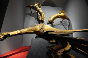 Разбитый двуглавый орел, сброшенный со Спасской башни. Фото: Пелагия Замятина Разбитый двуглавый орел, сброшенный со Спасской башни. Фото: Пелагия Замятина