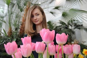 28 февраля 2017 года. Арина Максимова вдыхает аромат первых весенних цветов в Царицынской оранжерее