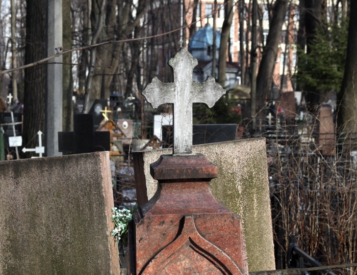 На юго-востоке Москвы расследуют смерть мужчины на кладбище