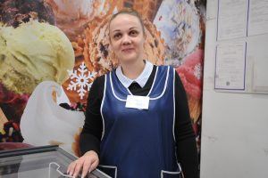 13 марта 2017 года. Лучший продавец Москвы Мария Майорова на своем рабочем месте. Фото: Пелагия Замятина. 13 марта 2017 года. Лучший продавец Москвы Мария Майорова на своем рабочем месте. Фото: Пелагия Замятина.