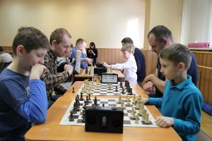 26 февраля 2017 года. В шахматном турнире клуба «ФОРПОСТ» сыграли по два человека от участвующих семей: ребенок и родитель. На фото: Денис (сын) и Илья (отец) Бутусовы (слева), Ярослав (сын) и Виталий Ищенко (справа). Фото: Алина Вахромеева 26 февраля 2017 года. В шахматном турнире клуба «ФОРПОСТ» сыграли по два человека от участвующих семей: ребенок и родитель. На фото: Денис (сын) и Илья (отец) Бутусовы (слева), Ярослав (сын) и Виталий Ищенко (справа). Фото: Алина Вахромеева