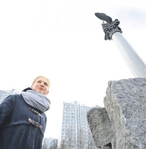 18 марта 2017 года. Анна Клепикова возле стелы - памятника погибшим кораблям. Фото Пелагия Замятина.
