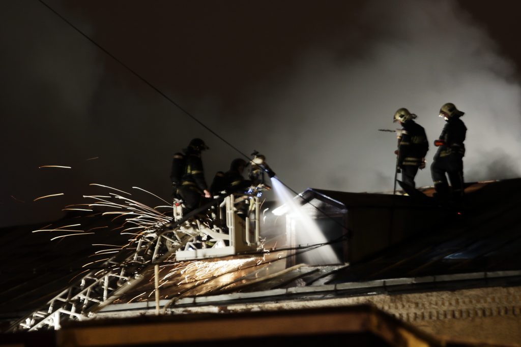Пожар на чердаке семиэтажки потушили на юго-востоке Москвы
