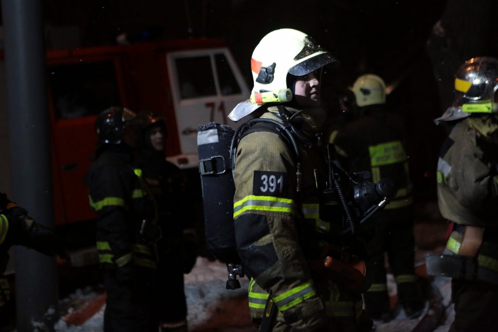 Бригада МЧС спасла 13 человек из пожара на юго-западе Москвы