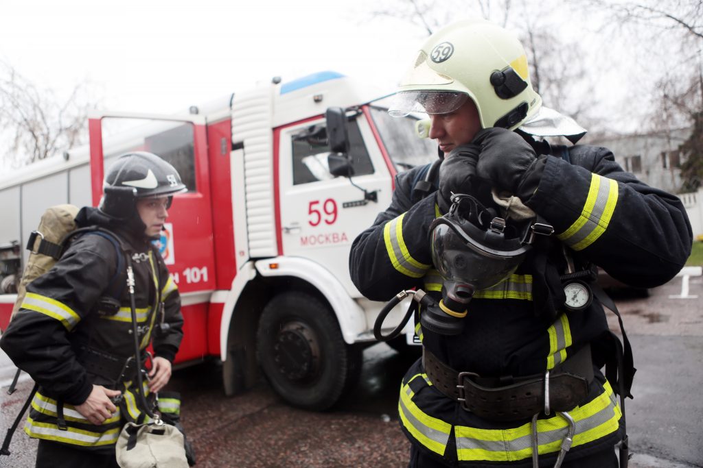 Пожарные эвакуировали 20 человек из горящей пристройки магазина на юго-востоке Москвы