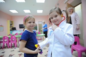 Дети знакомятся с профессией врача. Фото: Пелагия Замятина