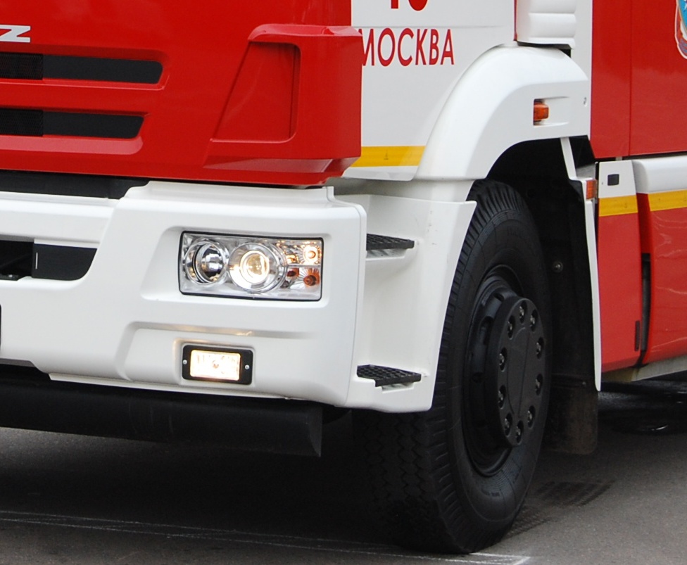 Пожарная машина врезалась в толпу пешеходов возле «Домодедово», работают следователи