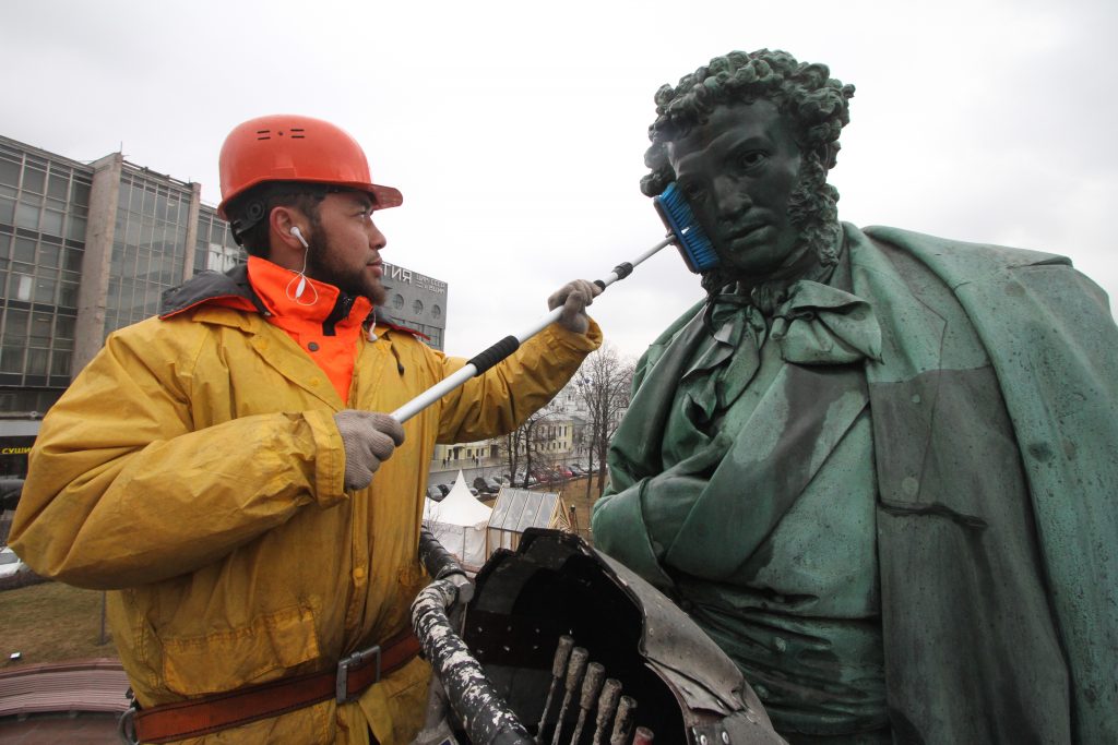 Памятник Пушкину в центре Москвы закрыли на реставрацию