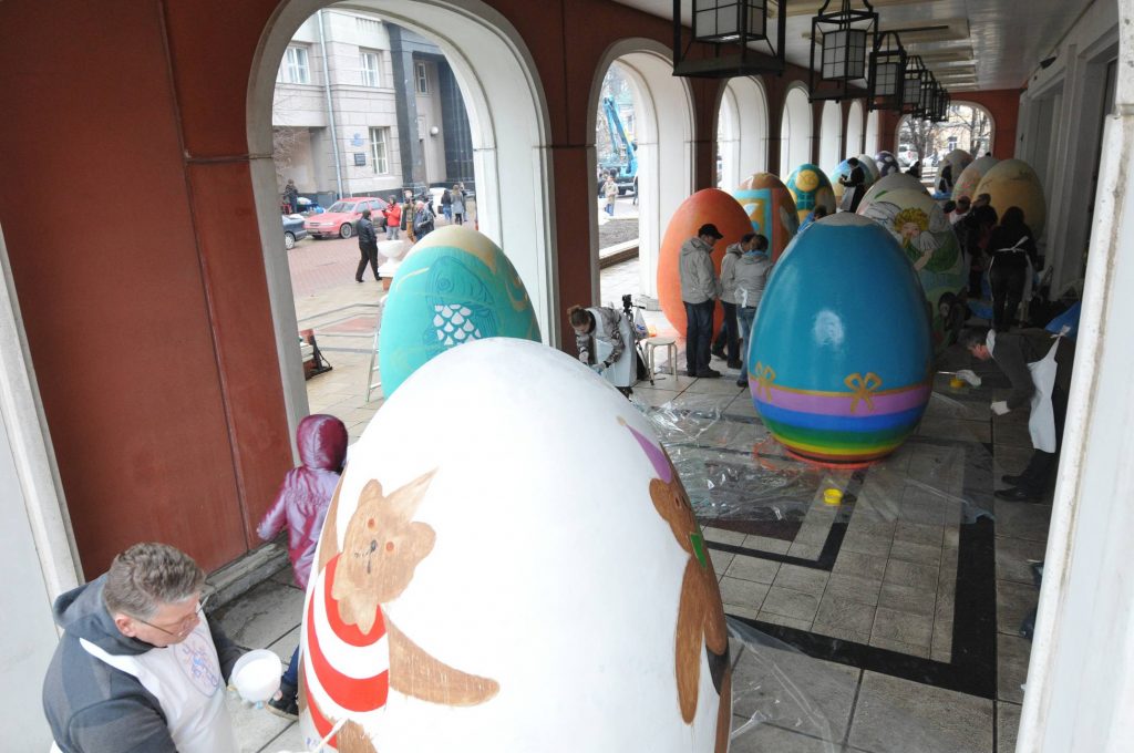 Конкурс по росписи двухметровых пасхальных яиц пройдет в центре Москвы