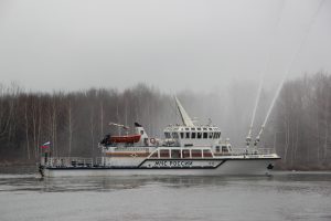 Специалисты отряда продемонстрировали тушение условного пожара на берегу при помощи мощных лафетных стволов с палубы корабля. Фото: Департамент ГОЧС и ПБ Москвы Специалисты отряда продемонстрировали тушение условного пожара на берегу при помощи мощных лафетных стволов с палубы корабля. Фото: Департамент ГОЧС и ПБ Москвы